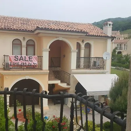 In Romana Villas Appartamento Elenite