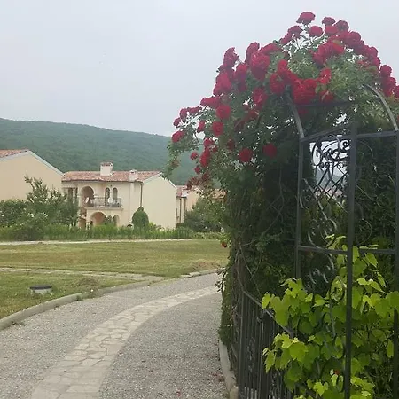 Appartamento In Romana Villas Elenite
